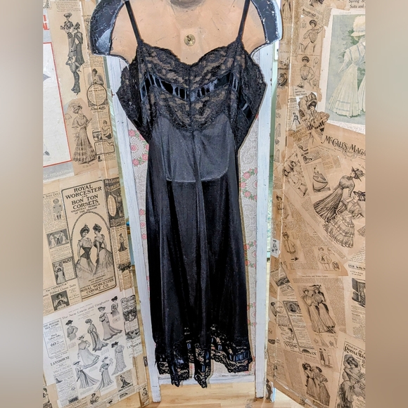 Sold In Cross Post Vintage Vanity Fair Black Slip Satin Never Worn 1970s - Picture 9 of 9